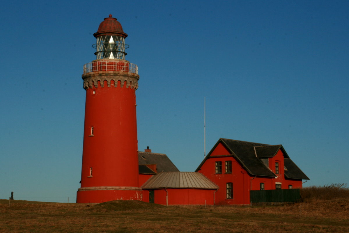 Bovbjerg Fyr. Der 26 m hohe Leuchtturm wurde 1877 auf dem höchsten Punkt der Steilküst von Bovbjerg errichtet. Dadurch beträgt seine Feuerhöe 62 m über dem Meer. Seine markant rote Farbe sollte ihn von den Kirchtürmen von Ferring und Trans unterscheiden. Bovbjerg, 02.02.2013