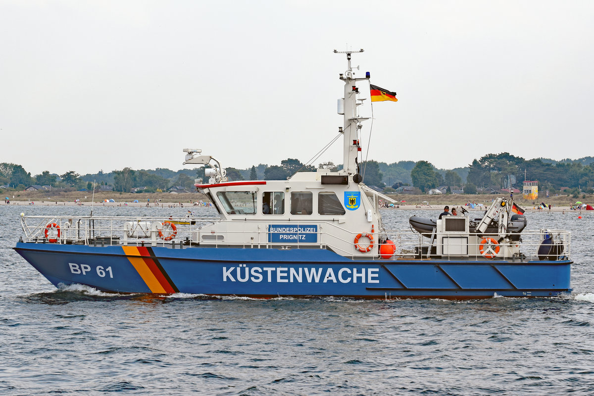 BP 61 PRIGNITZ der Bundespolizei hat Lübeck-Travemünde verlassen und fährt hinaus auf die Ostsee. Aufnahme vom 22.07.2018