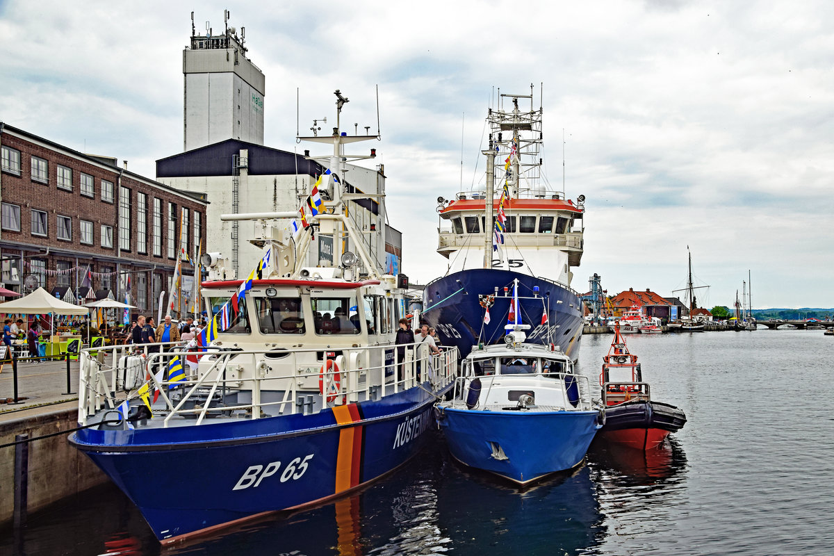 BP 65  RHÖN 2  (links), BP 25  BAYREUTH  (im Hintergrund), EUROPA 1 und ein kleines Kontrollboot der Bundespolizei am 13.7.2019 im Hafen von Neustadt/Holstein. Zum  10. Tag der Küstenwache  war  Open-Ship  auf den dort liegenden Fahrzeugen der Küstenwache. Mitfahrten waren auf bestimmten Booten möglich.