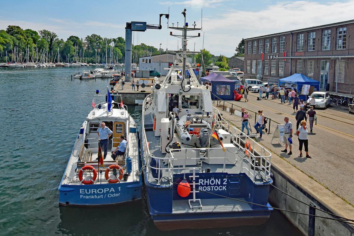 BP 65  RHÖN 2  (rechts) und Bundespolizeiboot EUROPA 1 (links) am 13.7.2019 im Hafen von Neustadt/Holstein. Zum  10. Tag der Küstenwache  war  Open-Ship  auf den dort liegenden Fahrzeugen der Küstenwache. Mitfahrten waren auf bestimmten Booten möglich.