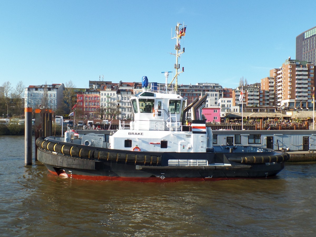 BRAKE (4) (IMO 9684768) am 6.4.2015, Hamburg, Elbe, Schlepperponton St. Pauli /
Seeschiffsassistenz-Schlepper / Damen ASD 2411 / GT 250 / Lüa 24,47 m, B 11,33 m, Tg 5,54 m / 2 Dieselges.4.200 kW, 5710 PS, 13 kn, Pfahlzug 71 t / 2013 bei Damen-Partner Song Thu Shipyard, Da Nang , Vietnam / Lütgens & Reimers, Hamburg / Flagge: Deutschland, Heimathafen: Hamburg /
Geordert wurde der Schlepper zusammen mit seiner Schwester PERFECT im September 2014. 
Die Schlepper wurden per Schiff nach Rotterdam gebracht um bei Damen Maaskant Shipyards, Stellendam die letzten Arbeiten durchzuführen, bevor sie am 19.3.2015 an die URAG übergeben wurden. Am 22.3. kamen sie in Hamburg an, um 23.3.dort ihren Dienst für Lütgens & Reimers aufzunehmen. L&R hat jetzt  3 gleiche Schlepper - ASD 2411 – in Hamburg laufen.
