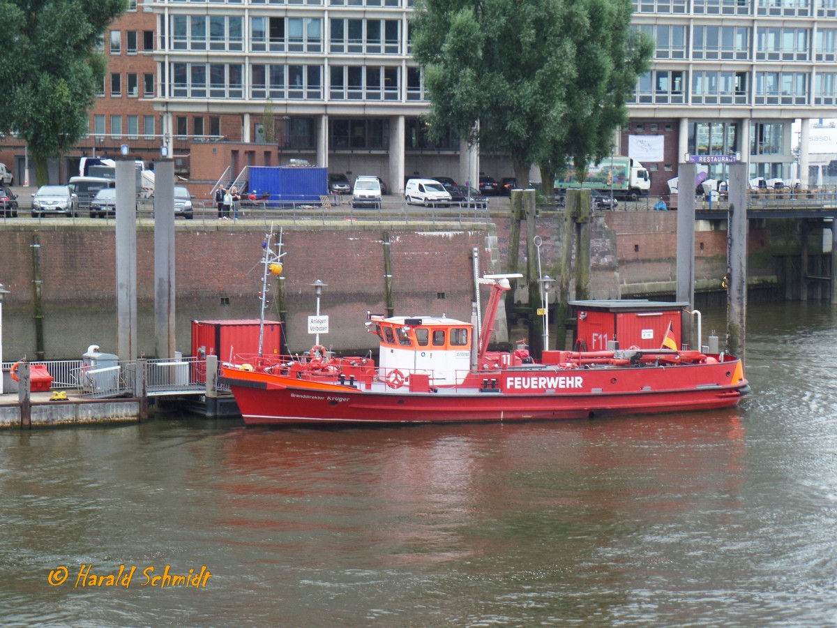 BRANDDIREKTOR KRÜGER am 25.7.2014, Hamburg, Elbe, Liegeplatz Sandtorhöft /

Feuerlöschboot / Lüa 23,38 m, B 5,6 m, Tg 1,96 m /1 MTU-Diesel 552 kW,750 PS, 1 Verstellpropeller, Becker-Ruder, 13 kn / 1982 bei Menzer, Hamburg / 
