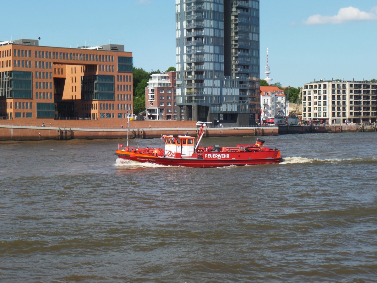 BRANDDIREKTOR KRÜGER  am 6.6.2015, Hamburg, Elbe höhe Altona  /

Feuerlöschboot / Lüa 23,38 m, B 5,6 m, Tg 1,96 m /1 MTU-Diesel 552 kW,750 PS, 1 Verstellpropeller, Becker-Ruder, 13 kn / 1982 bei Menzer, Hamburg / 
