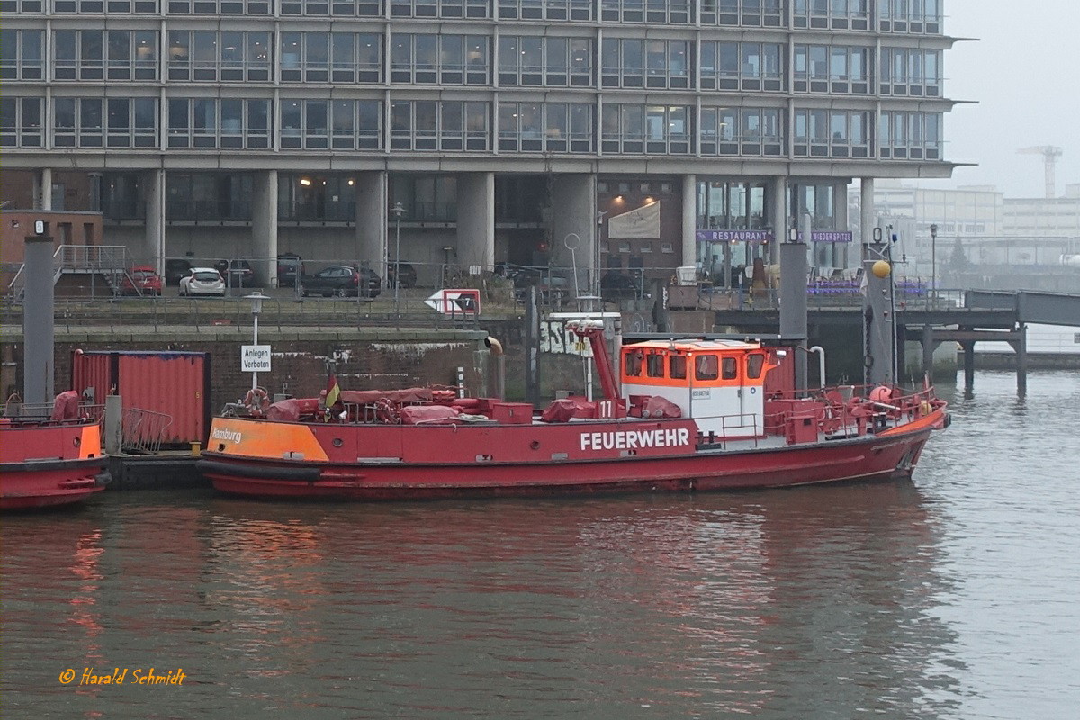 BRANDDIREKTOR KRÜGER (ENI 05108700) am „nieselregnerischen“  17.12.2021, Hamburg, Elbe im Niederhafen/Kehrwiederspitze, Liegeplatz der BF Innenstadt,  / 

Löschboot  der Feuerwehr Hamburg  / Lüa 23,38 m, B 5,6 m, Tg 1,96 m /1 MTU-Diesel 552 kW,750 PS, 1 Verstellpropeller, Becker-Ruder, 13 kn / 1982 bei Menzer, Hamburg / 
