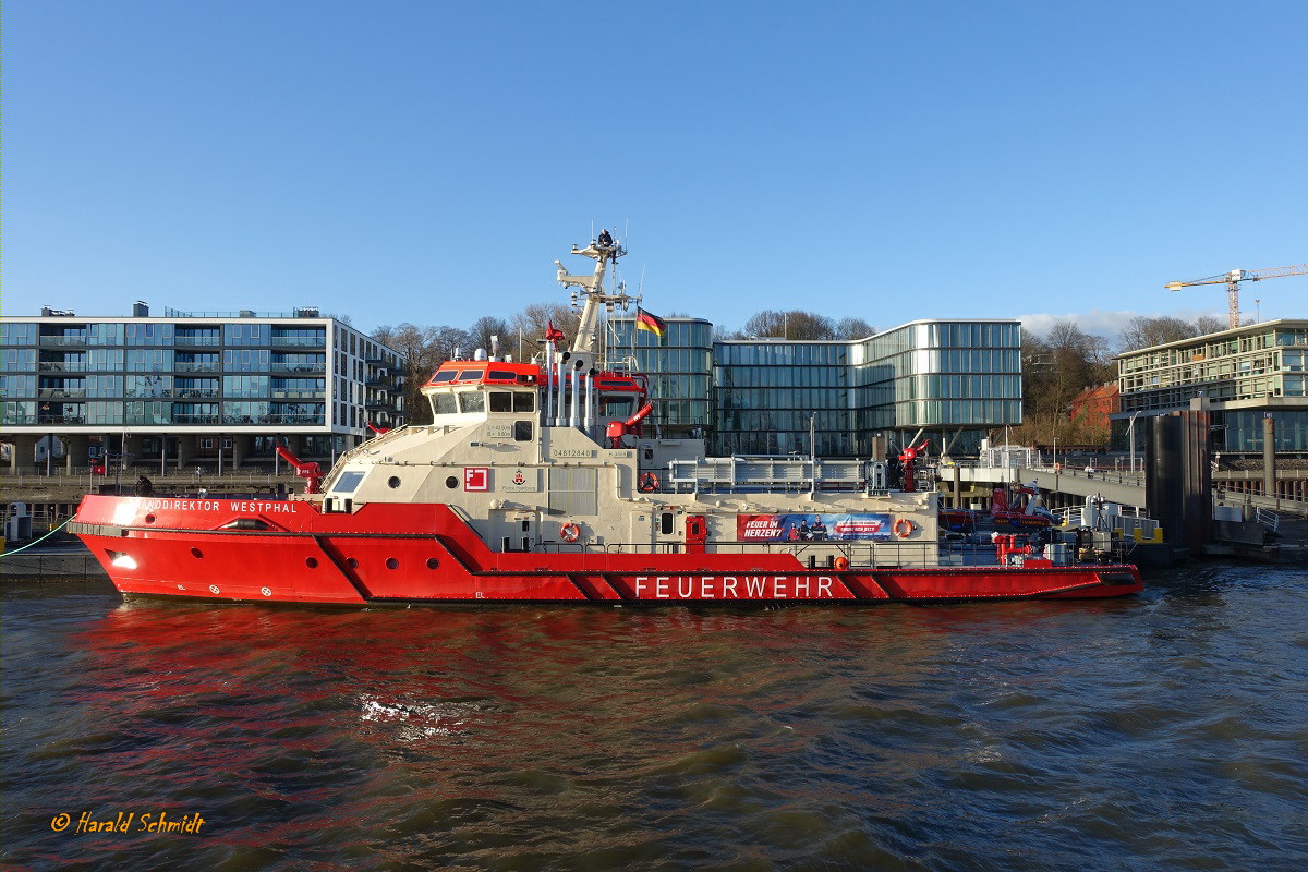 BRANDDIREKTOR WESTPHAL (ENI 04812840) am 19.3.2019, Hamburg, Elbe, am Schlepperponton Neumühlen /
Feuerlöschboot / Klasse LB 40 / Lüa 43,5 m, B 9,8  m, Tg 2,85 m / 2 Antriebs-Diesel, Caterpillar C 18, 1000 kW (1360 PS), 2 Schottel-Ruderpropeller, 12 kn, 2 Bugstrahlruder, 330 kW(450 PS)  / Die Wasserwerfer spritzen bis zu 180 Meter weit und 110 Meter hoch, Pumpleistung: bis zu 120.000 Liter Wasser pro Minute / Eigner: HPA, Flagge: Deutschland, Heimathafen: Hamburg / gebaut 2018 bei Fassmer, Berne-Motzen / 
