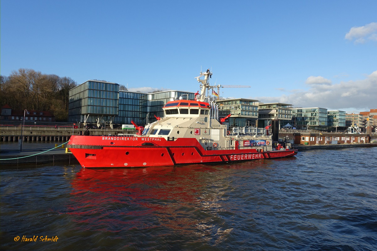 BRANDDIREKTOR WESTPHAL (ENI 04812840) am 19.3.2019, Hamburg, Elbe, am Schlepperponton Neumühlen /
Feuerlöschboot / Klasse LB 40 / Lüa 43,5 m, B 9,8  m, Tg 2,85 m / 2 Antriebs-Diesel, Caterpillar C 18, 1000 kW (1360 PS), 2 Schottel-Ruderpropeller, 12 kn, 2 Bugstrahlruder, 330 kW(450 PS)  / Die Wasserwerfer spritzen bis zu 180 Meter weit und 110 Meter hoch, Pumpleistung: bis zu 120.000 Liter Wasser pro Minute / Eigner: HPA, Flagge: Deutschland, Heimathafen: Hamburg / gebaut 2018 bei Fassmer, Berne-Motzen / 
