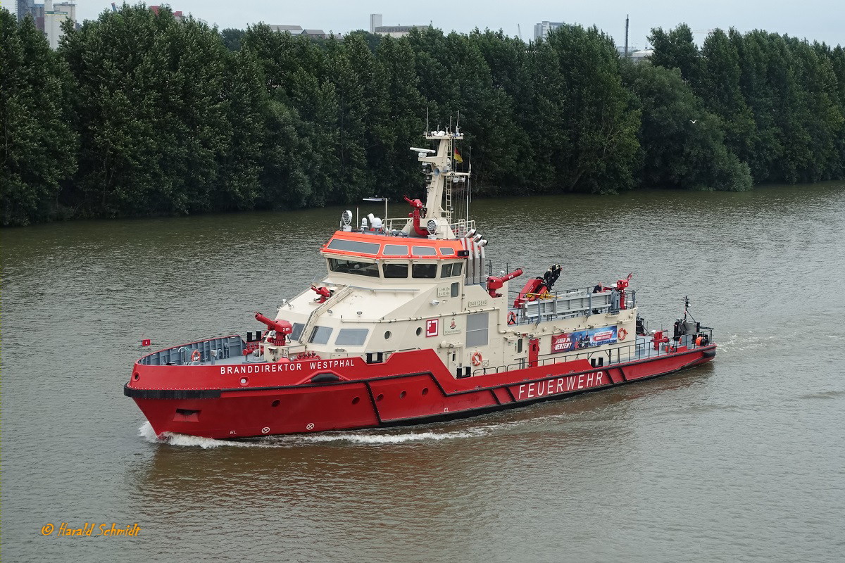 BRANDDIREKTOR WESTPHAL (ENI 04812840) am 14.7.2019, Hamburg, im Köhlbrand von Bord der CAP SAN DIEGO  /
Feuerlöschboot / Klasse LB 40 / Lüa 43,5 m, B 9,8  m, Tg 2,85 m / 2 Antriebs-Diesel, Caterpillar C 18, 1000 kW (1360 PS), 2 Schottel-Ruderpropeller, 12 kn, 2 Bugstrahlruder, 330 kW(450 PS)  / Die Wasserwerfer spritzen bis zu 180 Meter weit und 110 Meter hoch, Pumpleistung: bis zu 120.000 Liter Wasser pro Minute / Eigner: HPA, Flagge: Deutschland, Heimathafen: Hamburg / gebaut 2018 bei Fassmer, Berne-Motzen / 
