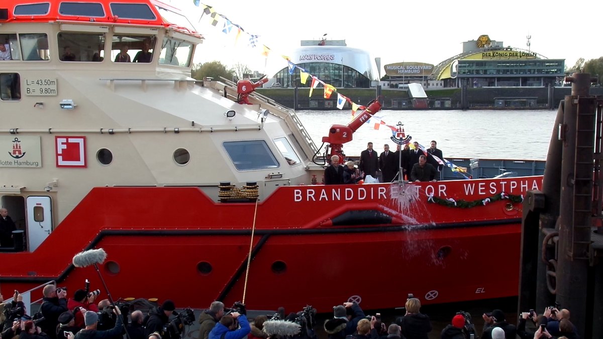 BRANDDIREKTOR WESTPHAL (ENI 04812840) geglückte Taufe am 26.11.2018, Hamburg, Elbe, an der Überseebrücke /
Feuerlöschboot / Klasse LB 40 / Lüa 43,5 m, B 9,8  m, Tg 2,85 m / 2 Antriebs-Diesel, Caterpillar C 18, 1000 kW (1360 PS), 2 Schottel-Ruderpropeller, 12 kn, 2 Bugstrahlruder, 330 kW(450 PS)  / Die Wasserwerfer spritzen bis zu 180 Meter weit und 110 Meter hoch, Pumpleistung: bis zu 120.000 Liter Wasser pro Minute / Eigner: HPA, Flagge: Deutschland, Heimathafen: Hamburg / gebaut 2018 bei Fassmer, Berne-Motzen / 