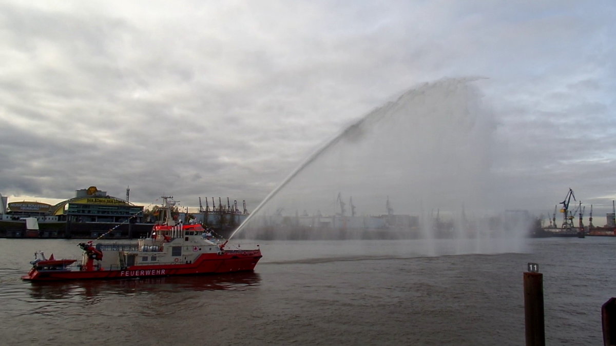 BRANDDIREKTOR WESTPHAL (ENI 04812840) Taufe am 26.11.2018, Detail: Demonstration der Lösch- und Wurfleistung, Hamburg, Elbe, an der Überseebrücke /
Feuerlöschboot / Klasse LB 40 / Lüa 43,5 m, B 9,8  m, Tg 2,85 m / 2 Antriebs-Diesel, Caterpillar C 18, 1000 kW (1360 PS), 2 Schottel-Ruderpropeller, 12 kn, 2 Bugstrahlruder, 330 kW(450 PS)  / Die Wasserwerfer spritzen bis zu 180 Meter weit und 110 Meter hoch, Pumpleistung: bis zu 120.000 Liter Wasser pro Minute / Eigner: HPA, Flagge: Deutschland, Heimathafen: Hamburg / gebaut 2018 bei Fassmer, Berne-Motzen / 