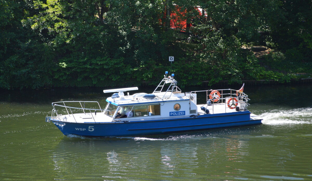 Brandenburger Wasserschutzpolizei mit einem POLIZEISTREIFENBOOT Bezeichnung WSP 5 am 03.06.22 auf dem Flakenfließ in Erkner Richtung Flakensee.
