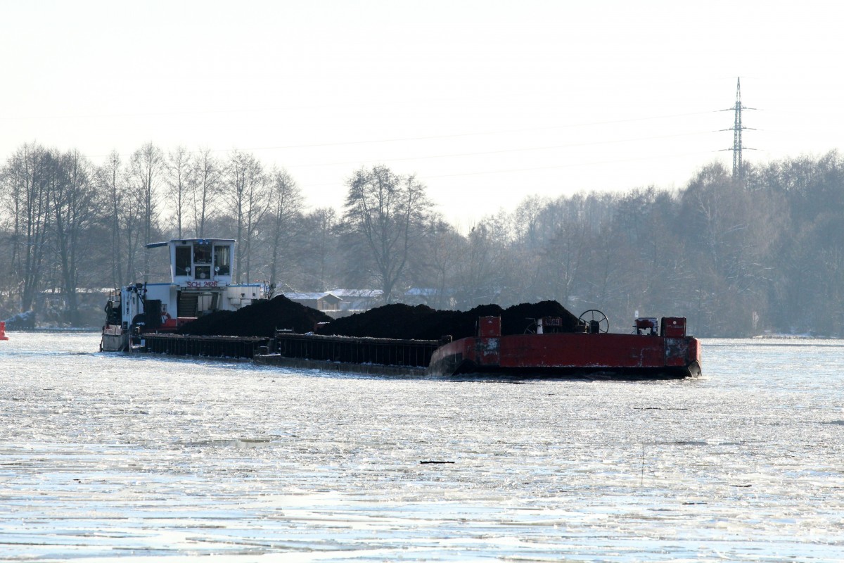  Braunkohlen-Schubverband  der Deutschen Binnenreederei mit SB SCH 2426 (05603890) am 19.01.2016 auf der Dahme zu Tal bei Niederlehme. Der Verband hat eine Gesamtlänge von 146,5m und fährt vom Hafen in Königs-Wusterhausen nach Berlin-Rummelsburg.