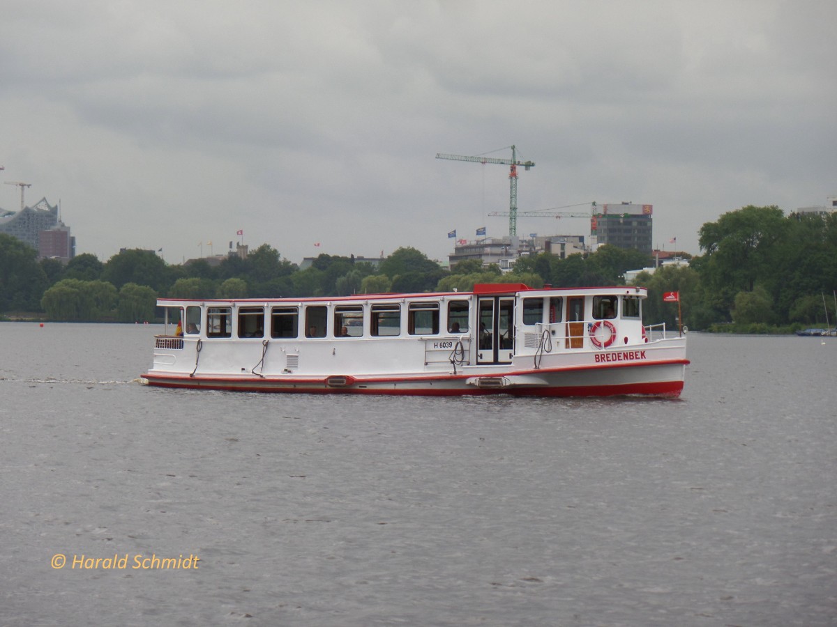 BREDENBEK am 20.6.2014, Hamburg auf der Außenalster

Alsterdampfer / ex Heinz Koch (bis 1946) / Lüa 20,5 m, B 5,1 m / 1 MWM-Diesel 3-Zyl. 60 PS, mit Schacht / 1938 bei August Pahl, Hamburg-Finkenwerder / 1979 umgebaut auf Einmannbetrieb mit Anlegemagneten, Daimler-Benz-Diesel 79 kW ohne Schacht, 131 PS, Tg 1,47 m, 180 Pass. / 
