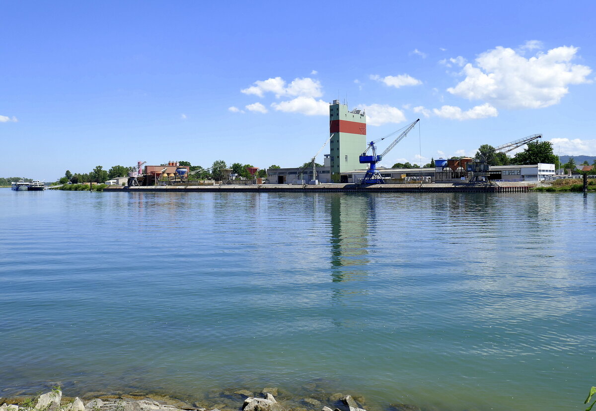 Breisach, Blick von der Rheininsel auf den Breisacher Hafen, Juni 2022