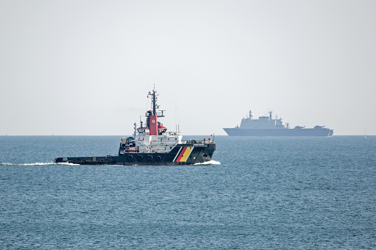 BREMEN FIGHTER (IMO 9321287) und im Seenebel liegt die HNLMS Rotterdam zur NATO Übung vor Rügen. - 06.05.2022
