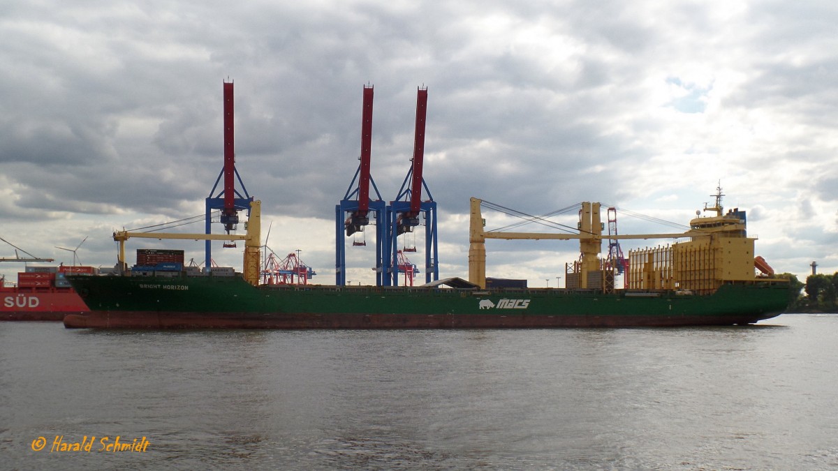 BRIGHT HORIZON (IMO 9231119) am 26.8.2014, Hamburg einlaufend Elbe Höhe Athabaskakai /
Ex-Namen: BRIGHT HORIZON / PACIFIC DESTINY / TASMAN EXPLORER / CCNI HONG KONG / CAPE DENISON /
Containerschiff / GT 23.300 / Lüa 192,9 m, B 27,8 m, Tg 11,2 m / 1 B&W-Diesel, 15.785 kW, 21465 PS, 19,5 kn / 1842 TEU, Davon 150 Reefer / Bordkräne: 2 á 100t, 2 á 50 t / 2001 Dalian Shipyard, China / Flagge: Marshall Islands, Heimathafen: Majuro /
