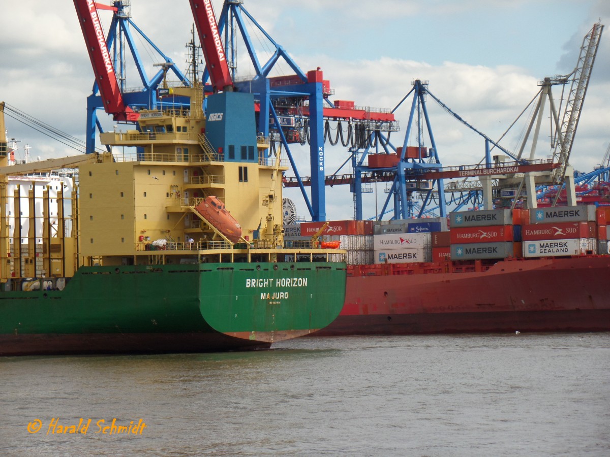 BRIGHT HORIZON (IMO 9231119) Heckansicht, am 26.8.2014, Hamburg einlaufend Elbe Höhe Athabaskakai /
Ex-Namen: BRIGHT HORIZON / PACIFIC DESTINY / TASMAN EXPLORER / CCNI HONG KONG / CAPE DENISON /
Containerschiff / GT 23.300 / Lüa 192,9 m, B 27,8 m, Tg 11,2 m / 1 B&W-Diesel, 15.785 kW, 21465 PS, 19,5 kn / 1842 TEU, Davon 150 Reefer / Bordkräne: 2 á 100t, 2 á 50 t / 2001 Dalian Shipyard, China / Flagge: Marshall Islands, Heimathafen: Majuro /
