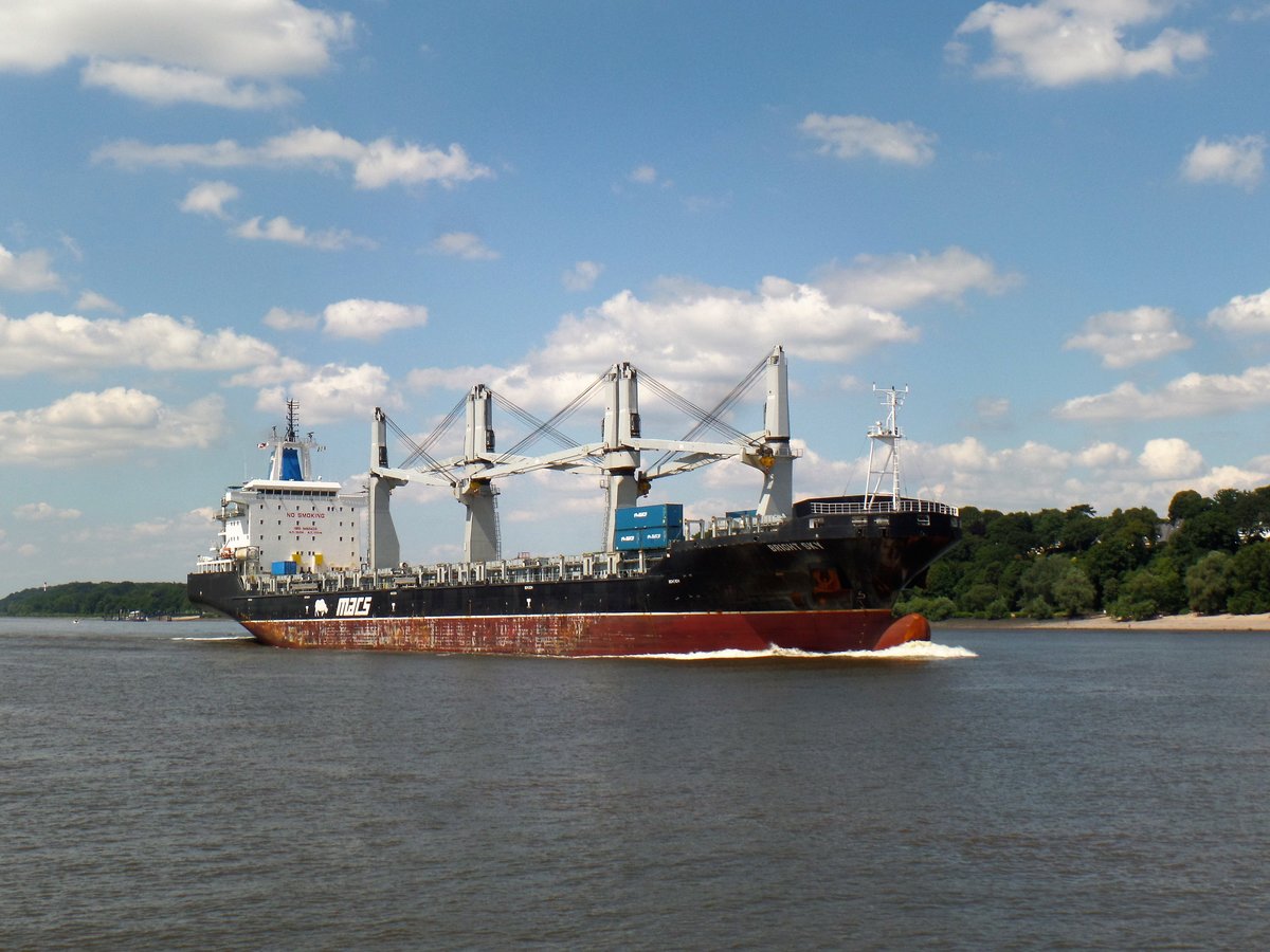 BRIGHT SKY (IMO 9465435) am 16.7.2018: Hamburg einlaufend, Elbe Höhe Övelgönne /
Mehrzweckfrachter / BRZ 30.469 / Lüa 199,97 m, B 30,2 m, Tg 11,7 m / 1 Diesel, Wärtsilä-United 7RT-flex50-B, 11.620 kW (15.800 PS), 19 kn /  TEU 2.208 / gebaut 2013 in Wuhan, China / Eigner: MACS Maritime Carrier Shipping, Hamburg Vineta Bereederungsgesellschaft, Hamburg  / Flagge: Marshallinseln, Heimathafen Majuro /
