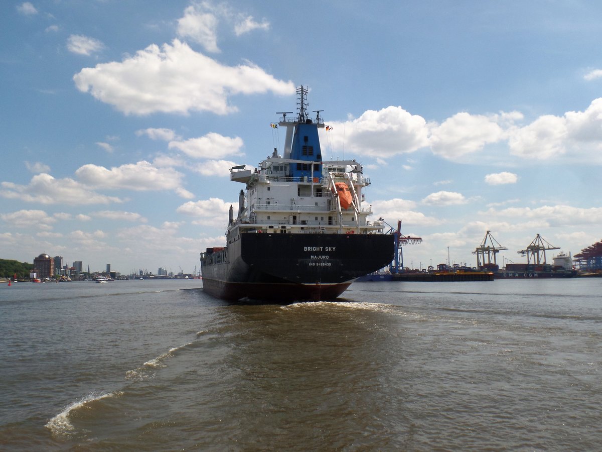 BRIGHT SKY (IMO 9465435) am 16.7.2018: Hamburg einlaufend, Elbe Höhe Övelgönne /
Mehrzweckfrachter / BRZ 30.469 / Lüa 199,97 m, B 30,2 m, Tg 11,7 m / 1 Diesel, Wärtsilä-United 7RT-flex50-B, 11.620 kW (15.800 PS), 19 kn /  TEU 2.208 / gebaut 2013 in Wuhan, China / Eigner: MACS Maritime Carrier Shipping, Hamburg Vineta Bereederungsgesellschaft, Hamburg  / Flagge: Marshallinseln, Heimathafen Majuro /
