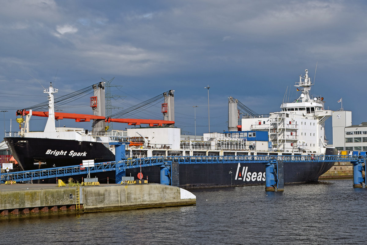 BRIGHT SPARK (IMO: 8821814) am 29.7.2017 im Hafen von Lübeck