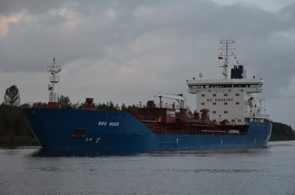 Bro nuuk, IMO 9323819  Heimathafen Køpenhavn am 04.10,17 bei Burg am NOK.