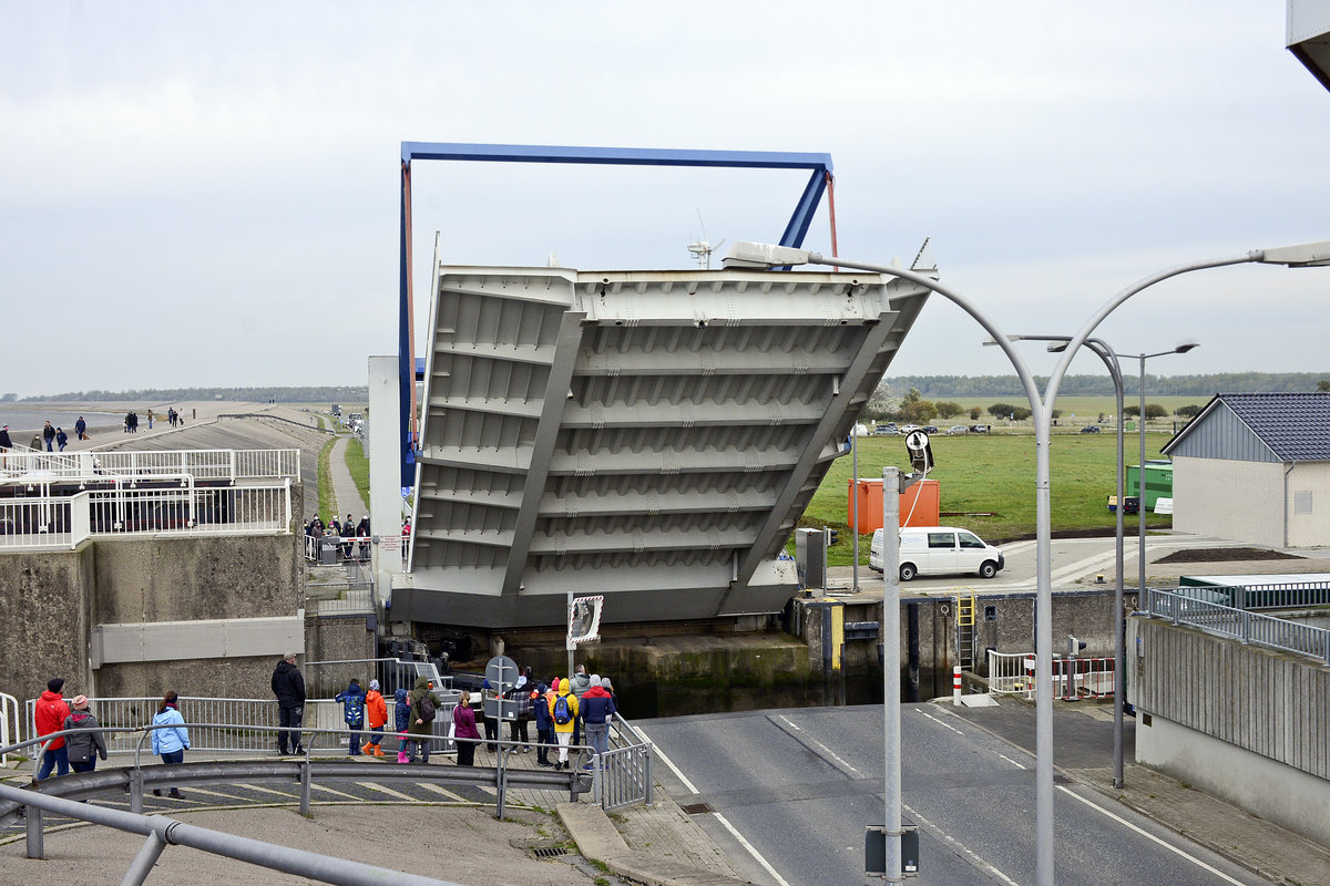 Brücke über die Schleusse am Eidersperrwerk an der Landesstraße zwischen Tönning(Kreis Nordfriesland) und Wesselburen (Dithmarschen). Aufnahme: 20. Oktober 2020.