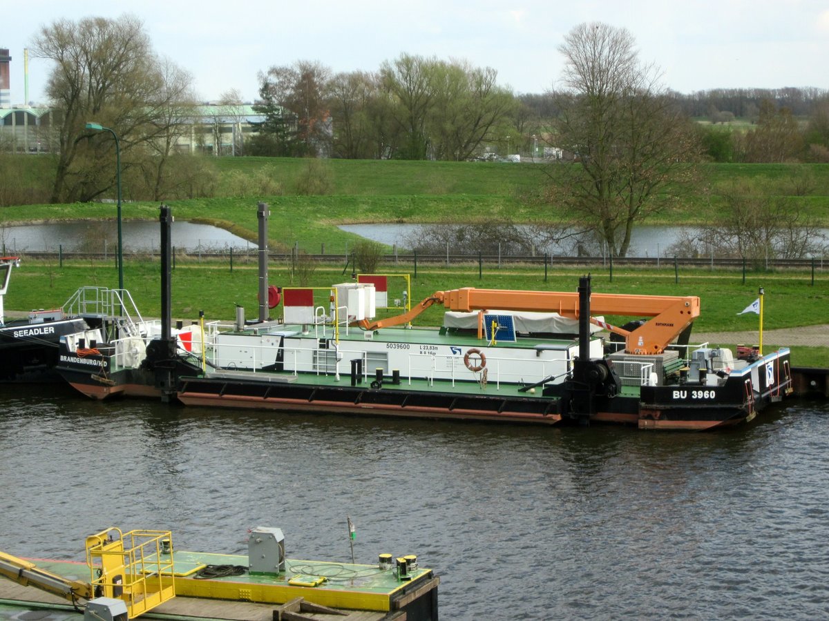 Brücken-Untersuchungs-Ponton BU 3960 (5039600 , 23,83 x 8,16m) am 07.04.2016 in Lauenburg/Elbe im Elbe-Lübeck-Kanal. Das BU wurde vom Eisbrecher Seeadler (05033800) geschoben.