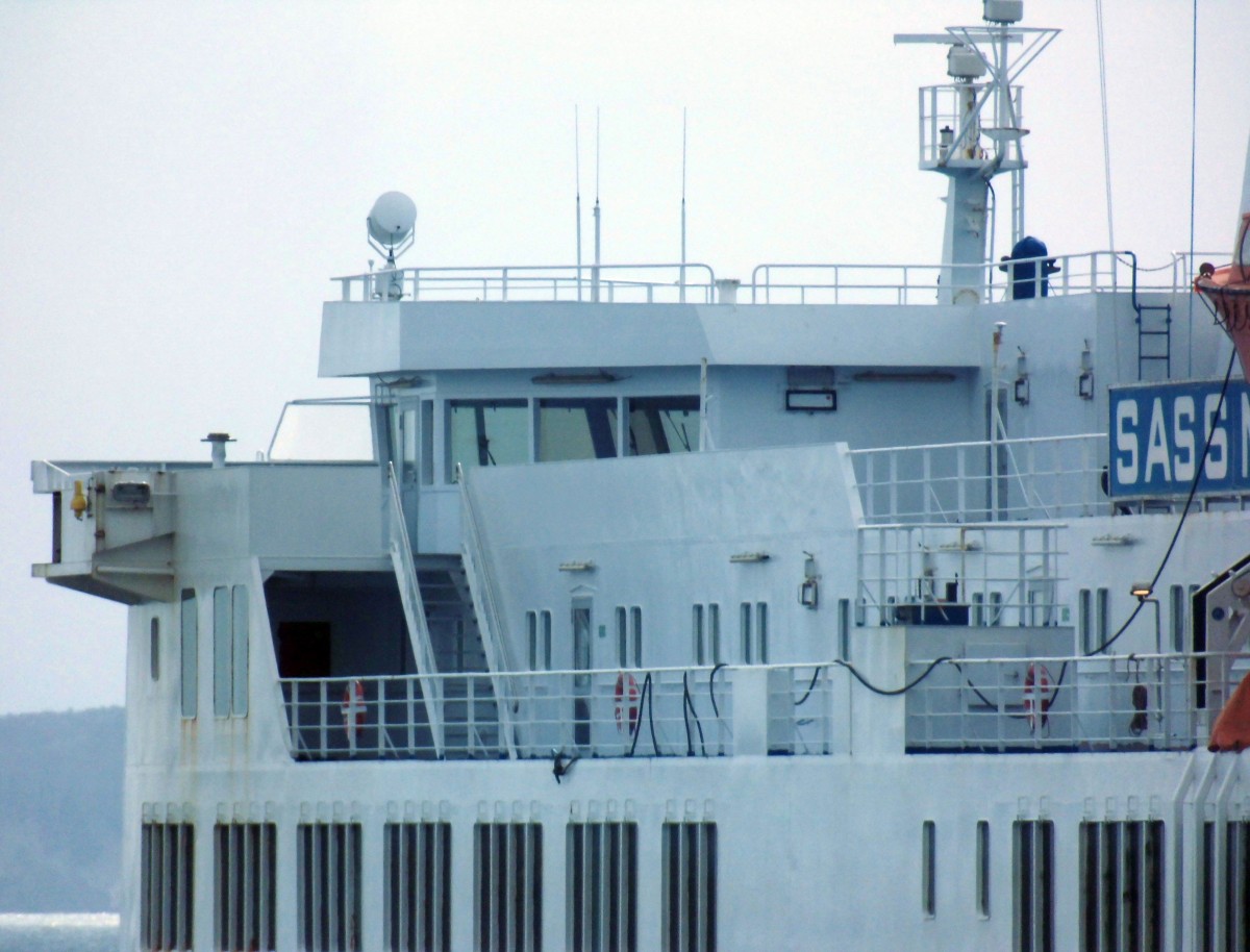 Brückendetailansicht des Fährschiffs  Sassnitz  am 02.04.15 im Fährhafen Sassnitz.