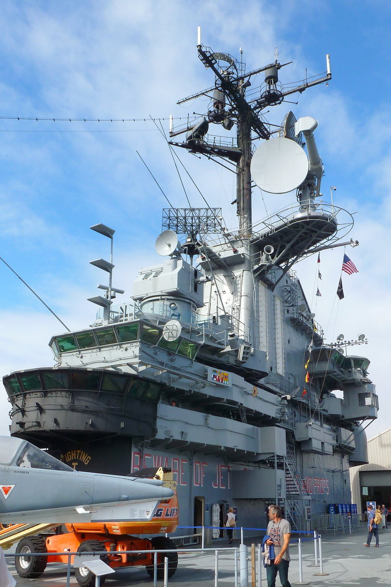 Brückeninsel des Flugzeugträgers USS Intrepid (CV-11). Intrepid Sea, Air & Space Museum, New York-Manhattan. Aufnahmedatum: 26.09.2018.