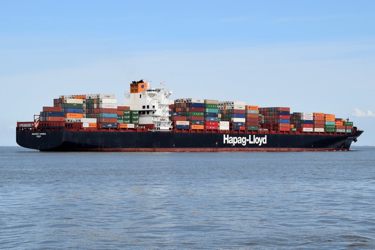 BUDAPEST EXPRESS , Containerschiff , IMO 9450430 , Baujahr 2010 , 8749 TEU , 335.5 × 42.9m   15.05.2017  Cuxhaven
    