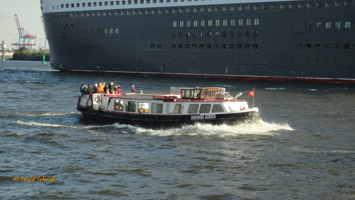 BUENOS AIRES (ENI 05104050) am 1.10.2013, Hamburg, Elbe Höhe Neumühlen (im Hintergrund sie auslaufende QUEEN MARY  /
Rundfahrtbarkasse / Lüa 21,14 m, B 5,35 m, Tg 1,62 m / 1 Diesel, 155 kW, 210 PS / max. 84 Fahrg. / 1964 bei Francke Werft, Berlin / Eigner: Barkassenbetrieb Bülow GmbH, Hamburg /
