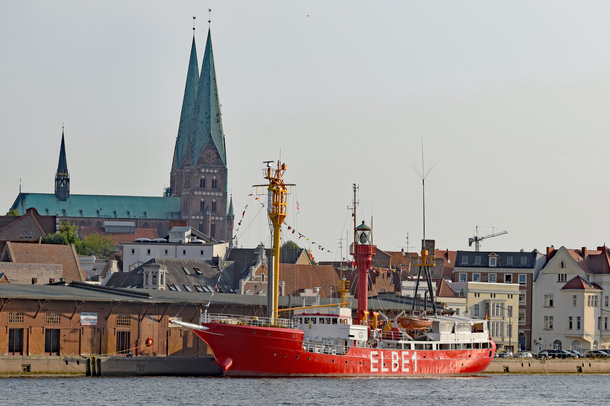BÜRGERMEISTER O'SWALD (II) - bekannt als Feuerschiff ELBE 1 - am 14.08.2020 im Hansehafen Lübeck. Im Hintergrund ist die Marienkirche zu sehen.