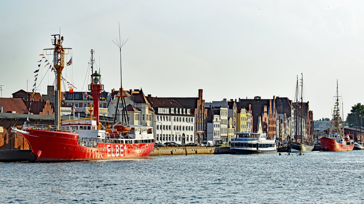 BÜRGERMEISTER O'SWALD (II) - bekannt als Feuerschiff ELBE 1 - am 14.08.2020 im Hansehafen Lübeck. Ganz rechts im Bild: das Feuerschiff FEHMARNBELT.