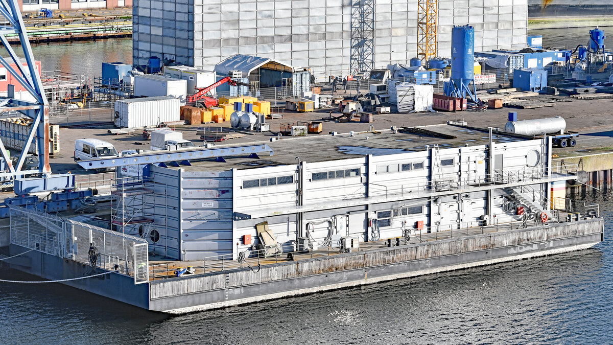 Büro- und Werkstattponton HÖRN 15 am 08.02.2023 im Hafen von Kiel