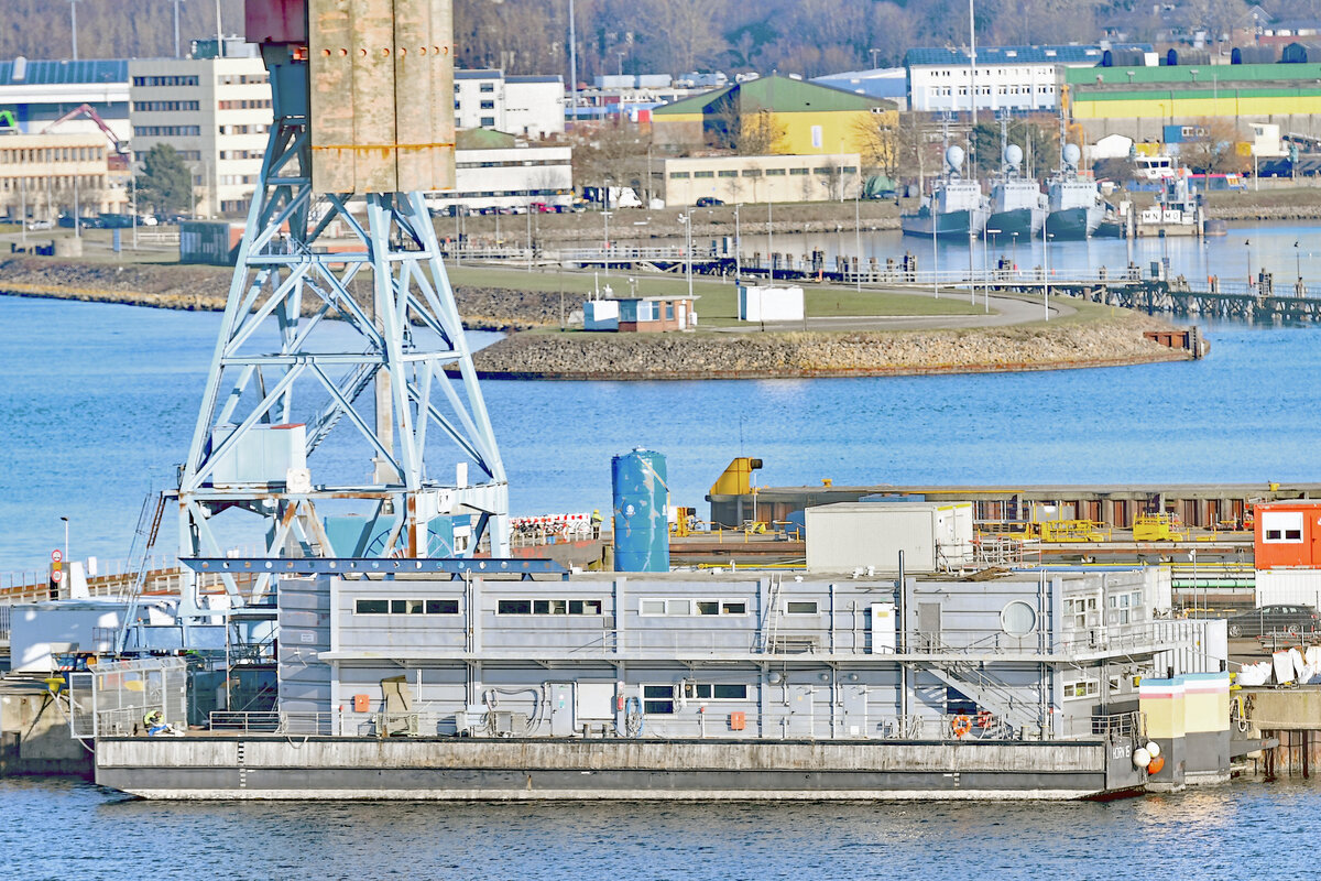 Büro- und Werkstattponton HÖRN 15 am 08.02.2023 im Hafen von Kiel