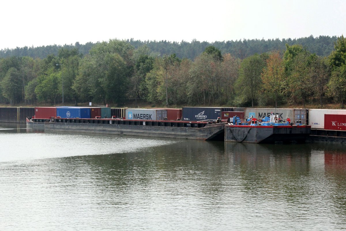 Bug 5 (02315264 , 9,57 x 9,52m) am 23.08.2018 im Unteren Vorhafen des Schiffshebewerkes Scharnebeck (ESK). Der mit einem Antrieb versehene Kopf-Bug war mit dem 65m langen Leichter zu Tal gefahren und hatte diesen aus dem Trog zum Vorhafen  gezogen . 