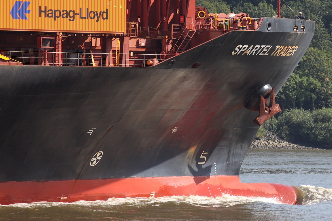 Bug des Containerfrachtschiff SPARTEL TRADER (IMO 9243203); Datum: 13.08.2025; Aufnahmeort: Elbe/Hafen Hamburg, Deutschland.