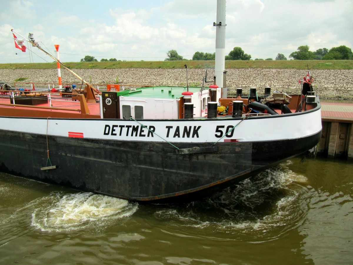 Bug des TMS Dettmer Tank 50 (04017970) am 30.06.2014 in der Niedrigwasserschleuse Magdeburg. Schön zu sehen die  Wasserströme  vom Bugstrahlruder. 