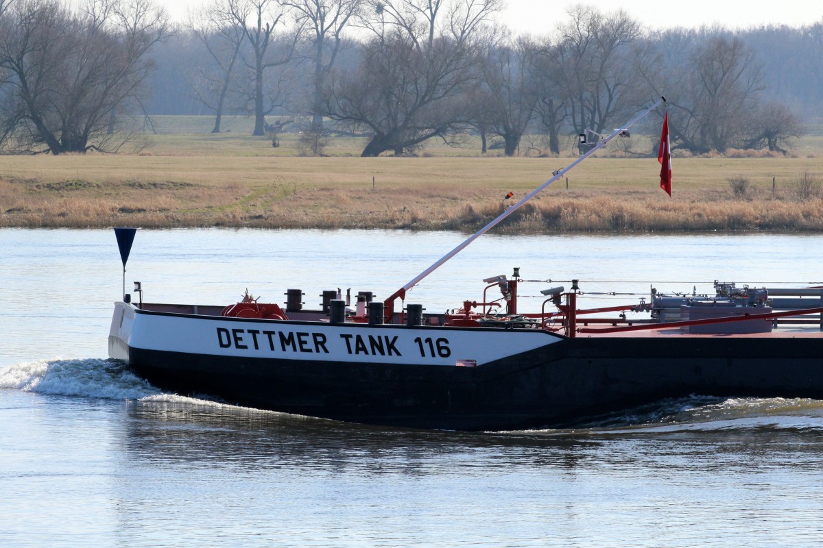 Bug des TMS Dettmer Tank 116 (04802310) am 17.03.2016 bei Elbe-km 439. Das TMS war auf Bergfahrt.