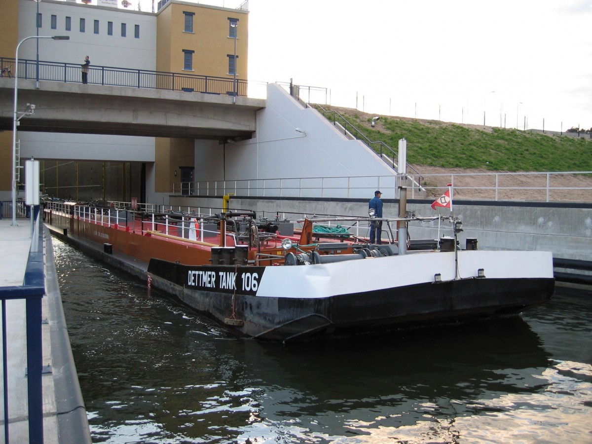 Bug des TSL Dettmer Tank 106 (5112100 , 65 x 8,20m) am 16.10.2003 bei der Ausfahrt aus der Nordkammer der Schleuse Hohenwarthe.