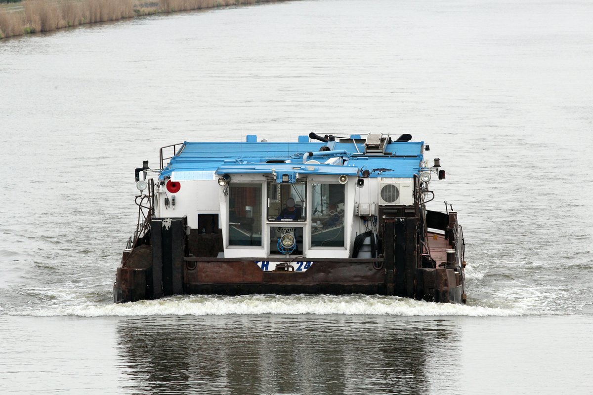 Bugansicht des Schubbootes SCH 2428 (05603910) am 05.04.2016 im Elbe-Havel-Kanal zw. Schleuse Wusterwitz und Genthin. 