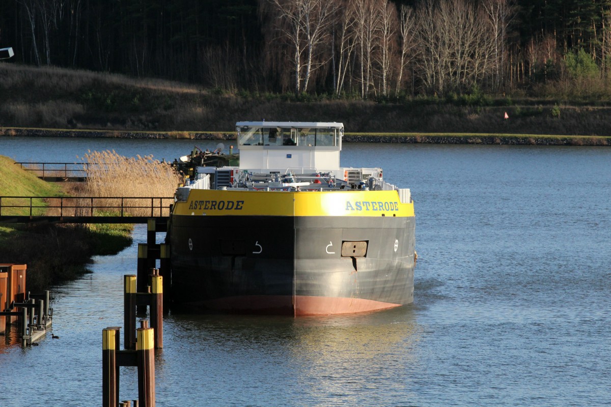 Bugansicht TMS Asterode (04810890) am 07.01.2014 vor der Schleuse Niegripp im Niegripper Verbindungskanal liegend.