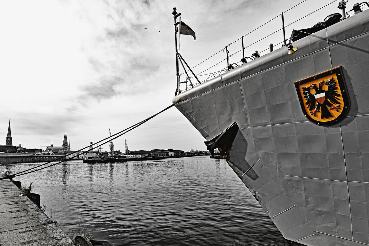 Bugbereich der Fregatte F214 LÜBECK. Das Schiff der Bundesmarine liegt zum Zeitpunkt der Aufnahme (12.03.2017) am Burgtorkai der Hansestadt Lübeck. 