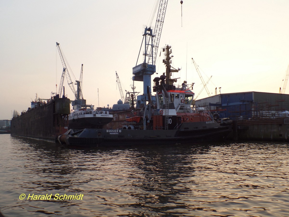 BUGSIER 10 (3)   (IMO 9429560) am 4.3.2014, Hamburg, an der Norderwerft im Reiherstieg/

Schlepper / BRZ 485 / Lüa 33,1 m, B 12,6 m, Tg 6,1 m / 2 Wärtsilä-Diesel, ges. 4800 kW, 6528 PS, 2 Rolls-Royce Ruder-Propeller in Kortdüse, 14 kn, Pfahlzug 86 t / 2009 bei Gemsan Shipbuilding Industry, Istanbul, Türkei /
