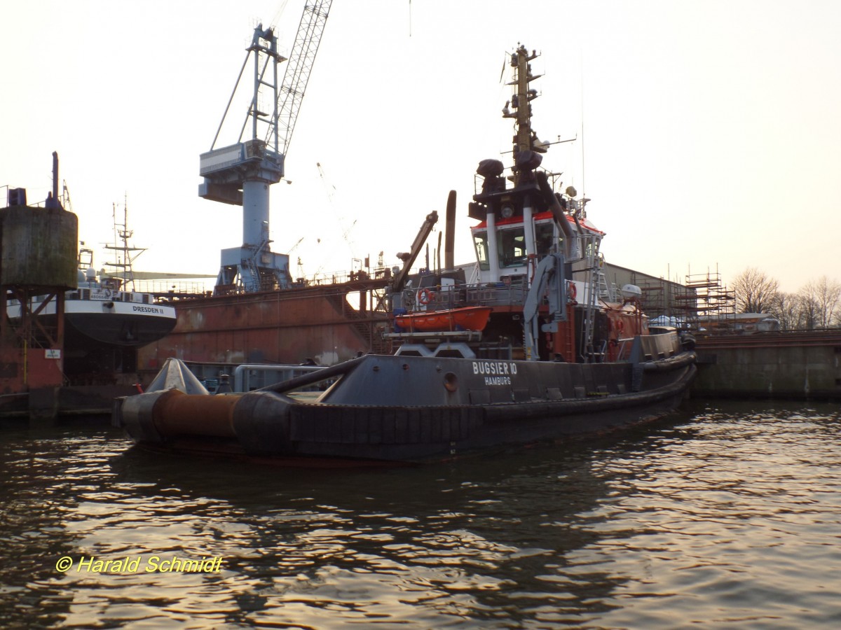 BUGSIER 10 (3)   (IMO 9429560) am 4.3.2014, Hamburg, an der Norderwerft im Reiherstieg/

Schlepper / BRZ 485 / Lüa 33,1 m, B 12,6 m, Tg 6,1 m / 2 Wärtsilä-Diesel, ges. 4800 kW, 6528 PS, 2 Rolls-Royce Ruder-Propeller in Kortdüse, 14 kn, Pfahlzug 86 t / 2009 bei Gemsan Shipbuilding Industry, Istanbul, Türkei /
