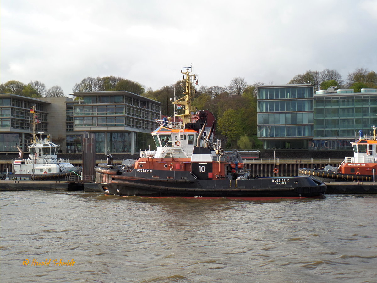 BUGSIER 10 (3) (IMO 9429560) am 23.4.2017, Hamburg, Elbe, Schlepperstation Neumühlen / Schlepper / GT 485 / Lüa 33,10 m, B 12,6 m, Tg 6,1 m / 1 Wärtsilä-Diesel, ges. 4800 kW, 6528 PS, 2 Rolls-Royce Ruder-Propeller in Kort-Düse, 14,2 kn, Pfahlzug 86 t / Reederei: Bugsier Hamburg /