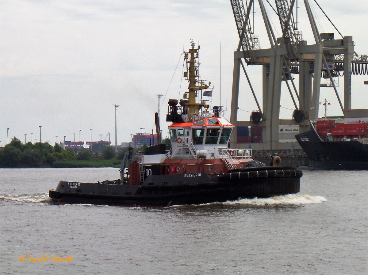 BUGSIER 10 (3)   (IMO 9429560) am 2.8.2017, Hamburg, Elbe Höhe Neumühlen  / 

Schlepper / GT 485 / Lüa 33,10 m, B 12,6 m, Tg 6,1 m / 1 Wärtsilä-Diesel, ges. 4800 kW, 6528 PS,  2 Rolls-Royce Ruder-Propeller in Kort-Düse, 14,2 kn, Pfahlzug 86 t / Reederei: Bugsier Hamburg /
