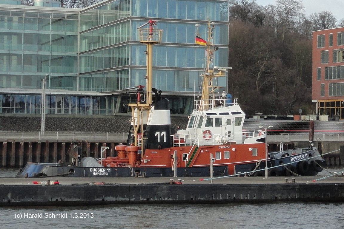 BUGSIER 11 (3) (IMO 7700192) am 1.3.2013, Hamburg, Elbe, Schlepperponton Neumühlen  /

Schottel-Schlepper / BRZ 181 / Lüa 26,06 m, B 8,84 m, Tg 4,7 m / 2 Deutz-Diesel, ges. 1740 PS, 2 Schottel-Propeller in Kort-Düse, 12 kn, Pfahlzug 30 t / 1977 bei Sieghold in Bremerhaven / Dez: 2013 verkauft an MoreService tugboat company, umbenannt in TORNADO, Heimathafen Kaliningrad, RUS / die Farbgebung ist lt. aktueller Fotos geblieben /
Auf dem Foto ist der Schlepper mit einer Binnenschiffs- (ENI-) Nr. versehen.
