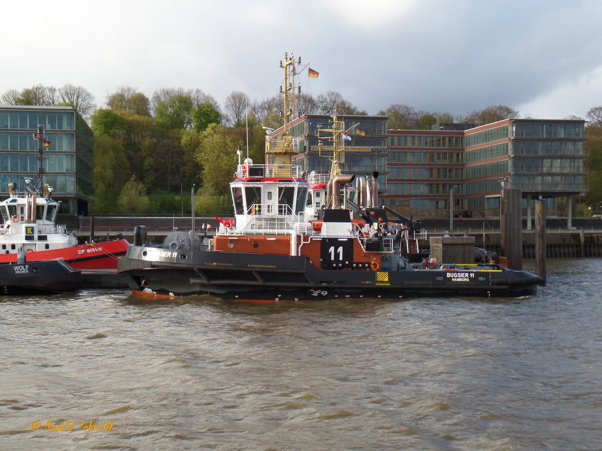 BUGSIER 11 (4) (IMO 9800348) am 16.3.2017, Hamburg, Elbe, Schlepperponton Neumühlen /
ASD (Azimuth Stern Drive), offshore-, salvage-, and firefighting-services Tug, für Tiefsee-, Küsten- und Hafen-Schleppdienste  /  BRZ 499 / Lüa 32 m, B 12,5 m, Tg 6 m / 2 Diesel, ABC Typ 12 DZC 1000-168-A, ges. 5.000 kW (6.800 PS), 2x Schottel SRP 4000 CP, 14 kn, Pfahlzug 85,5 t, max. 88 t  / gebaut bei Bogazici-Werft in Istanbul, Indienststellung  Oktober 2016  /
