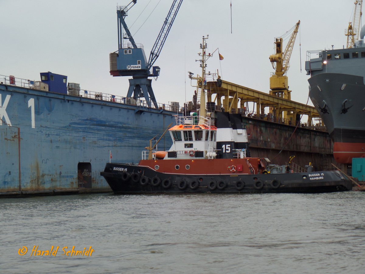 BUGSIER 15 (3) (IMO 9021112) am 24.9.2015, Hamburg, Reiherstieg, an der Norderwerft / 
Hafenassistenzschlepper / BRZ 239 / Lüa 28,36 m, B 9 m, Tg 4,6 m / 2 Diesel, Deutz, ges. 2250 kW (3060 PS), 2 VSP, 26 G II / 1965, 12 kn,  Pfahlzug 31 t / gebaut 1991 bei Hitzler-Werft, Lauenburg /
