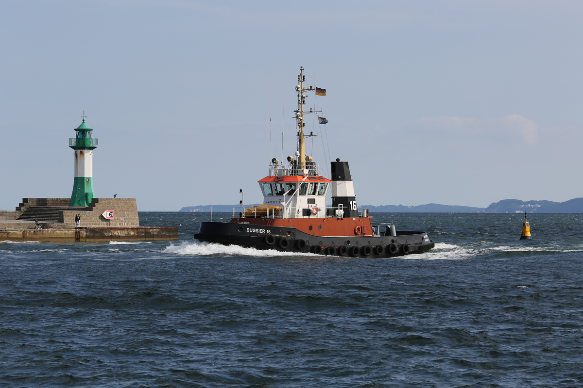 BUGSIER 16 an der Sassnitzer Hafeneinfahrt. - 14.06.2018